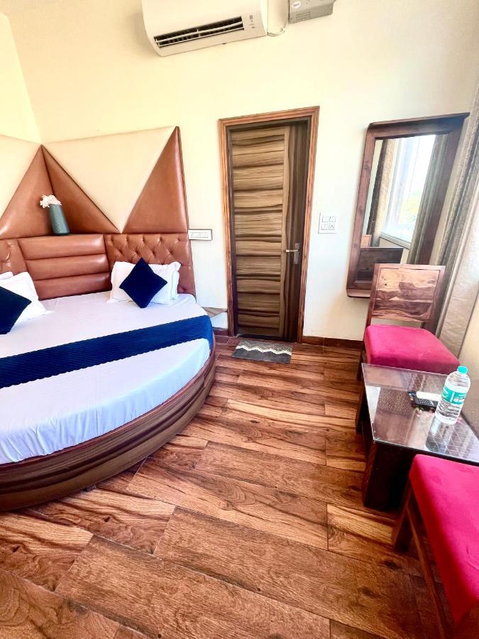 Hotel Woodcrest Zirakpur Chandigarh- Best Family Hotel - Luxurious Rooms - Unit Of Sidham Group Exterior photo