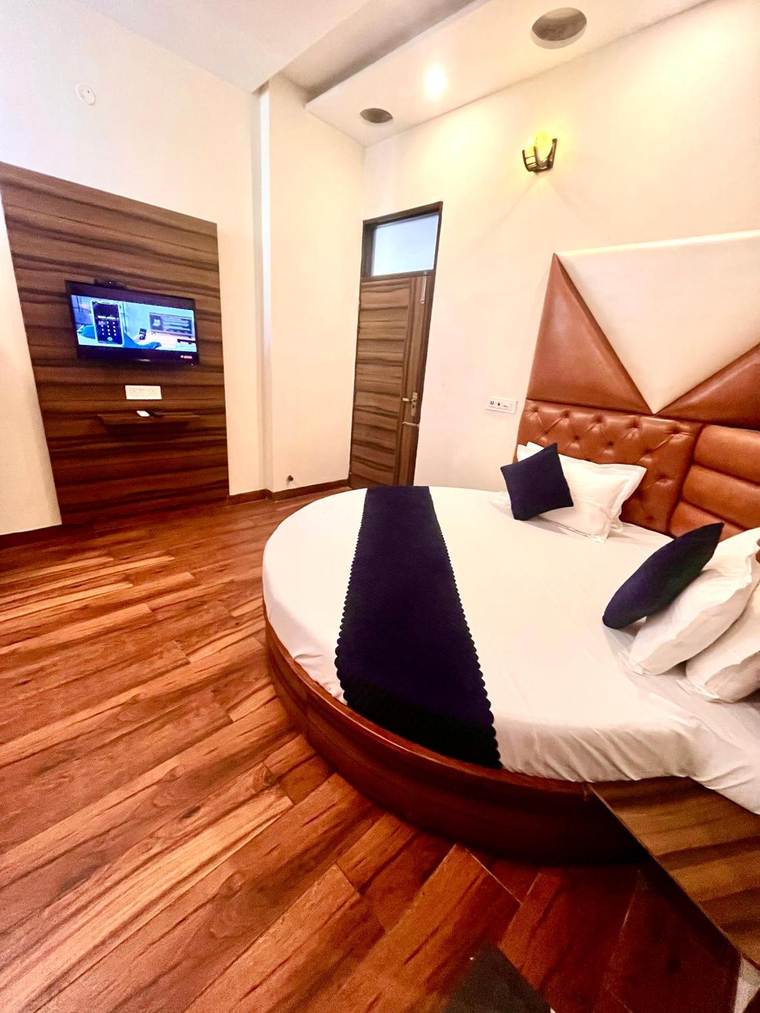 Hotel Woodcrest Zirakpur Chandigarh- Best Family Hotel - Luxurious Rooms - Unit Of Sidham Group Exterior photo